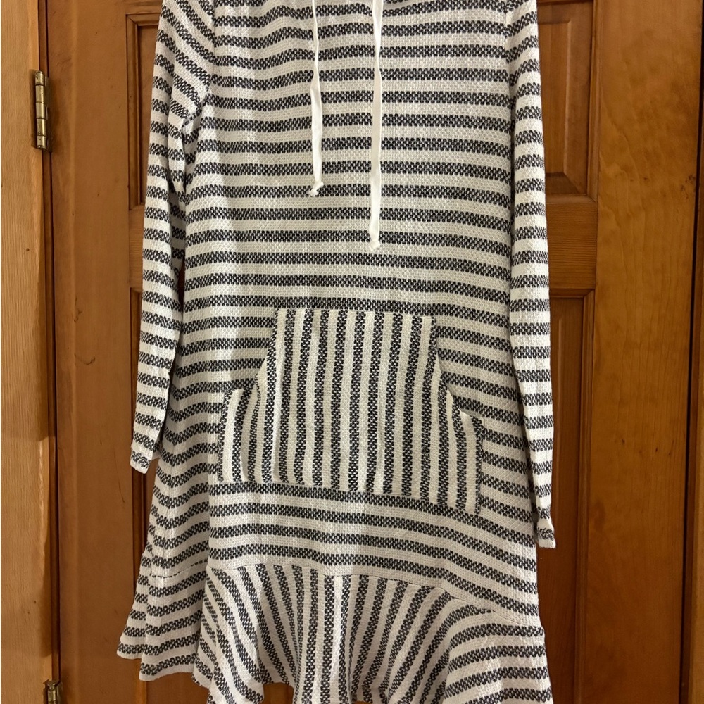 Vince Camuto Black and White Knit Top